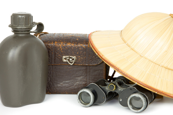 bouteille d'eau, sac appareil photo, jumelles et chapeau safari
 - Photo, image