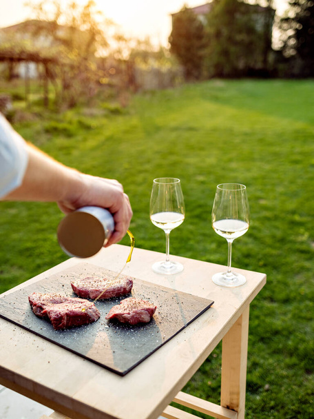 Hombre irreconocible prepara carne para asar al aire libre
. - Foto, Imagen