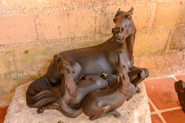 Статуэтка лошади с двумя жеребцами из дерева
. - Фото, изображение