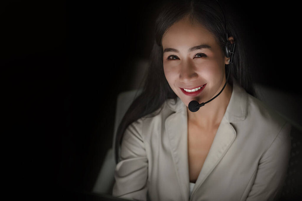 Porträt eines jungen Mädchens, das nachts in einem Callcenter arbeitet - Foto, Bild