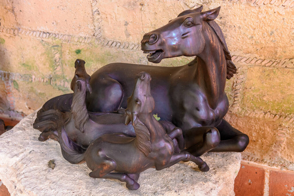 Standbeeld van een paard met twee veulens van hout. - Foto, afbeelding