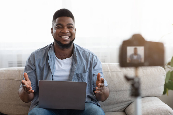 Black Guy Influencer Gravação de conteúdo de vídeo para sua tecnologia Blog em casa
 - Foto, Imagem