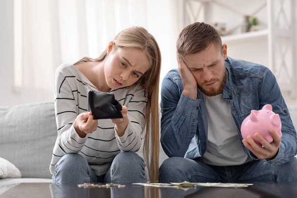 Stresszes Y-generációs pár számolja az utolsó pénzt otthon. - Fotó, kép