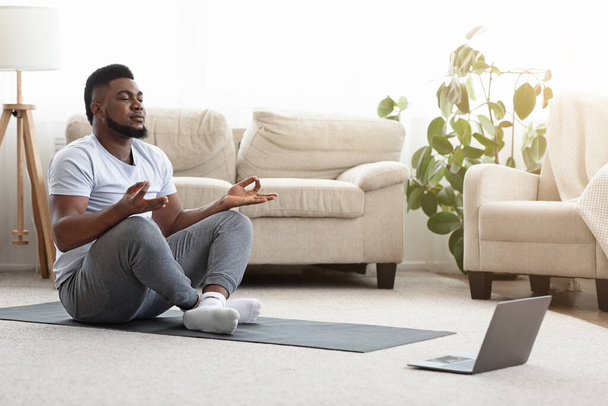Black Man Διαλογισμό μπροστά από το Laptop, Εξάσκηση γιόγκα στο σπίτι - Φωτογραφία, εικόνα
