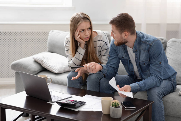 Jeune couple calculant leurs factures financières à la maison
 - Photo, image