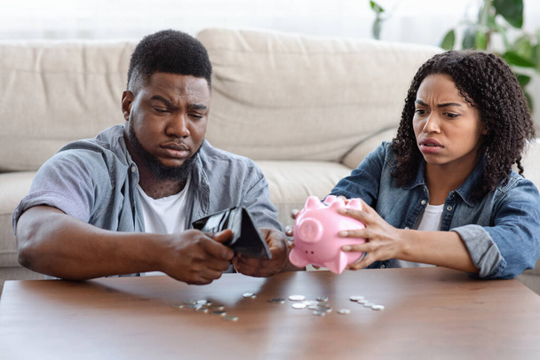 Coronacrisis Concept. Desperate African Couple Counting Last Money At Home - Foto, immagini