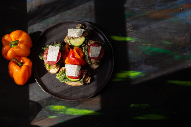 Déjeuner avec pain avocat, oignon, tomate, fromage et hamburger
 - Photo, image