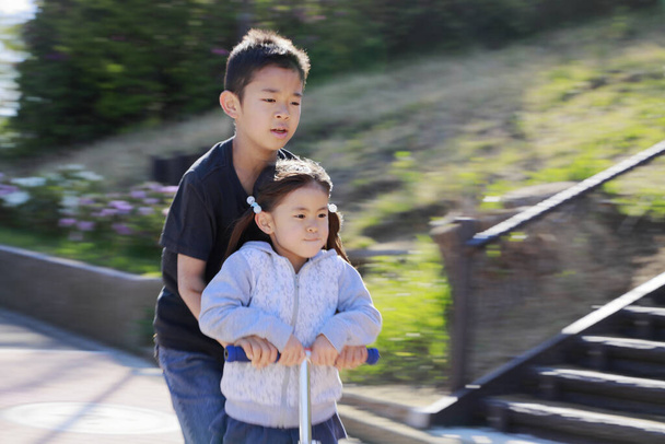 Japonská bratr a sestra na skútru (10 let chlapec a 5 let) - Fotografie, Obrázek