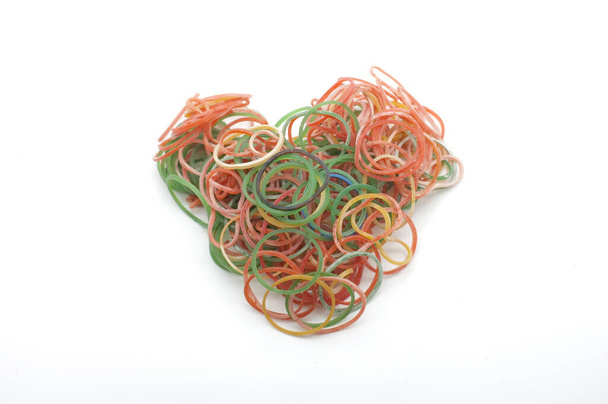 Bandes de caoutchouc colorées pour la fabrication de bracelets de métier arc-en-ciel en forme de coeur isolé sur fond blanc
  - Photo, image