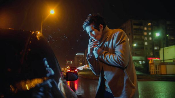 Junger stilvoller Mann raucht nachts Zigarette - Foto, Bild