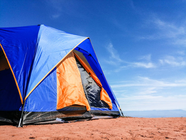 Namiot na górze z błękitnym niebem. Camping na wakacjach - Zdjęcie, obraz