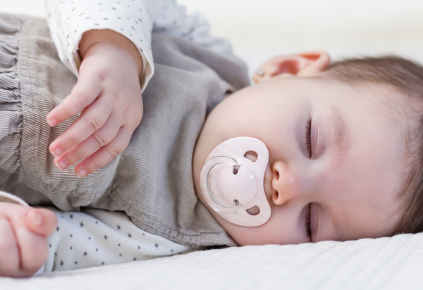 Beyaz Baldakenli üzerinde uyuyan sevimli bebek kız - Fotoğraf, Görsel