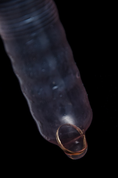 Презерватив и обручальное кольцо
 - Фото, изображение