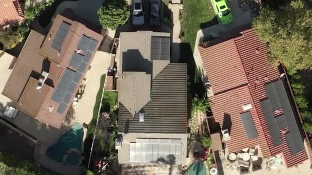 Солнечные панели, установленные на крышах домов в пригороде, воздушные
 - Кадры, видео