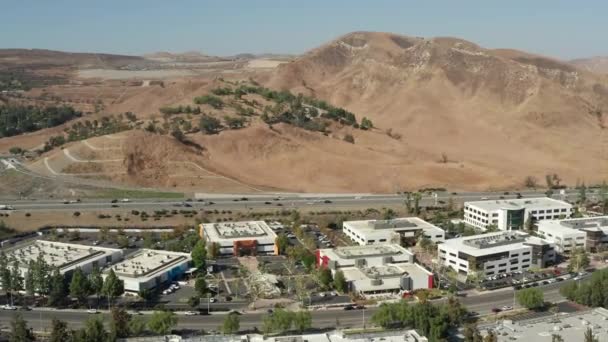 Вид з повітря на ділові будівлі та автостраду в Калабасасі (Каліфорнія). - Кадри, відео