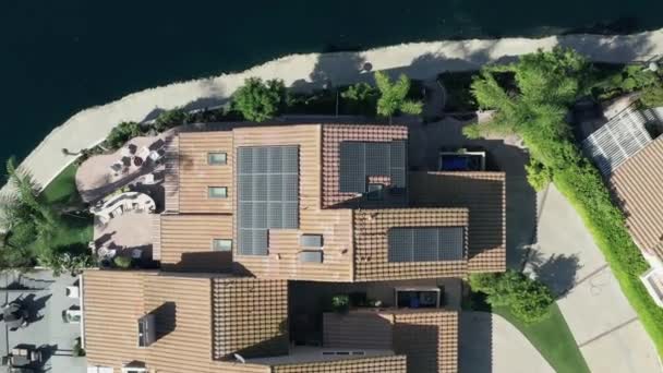 Солнечные батареи, установленные на роскошных домах в богатом пригороде рядом с озером, воздушные
  - Кадры, видео