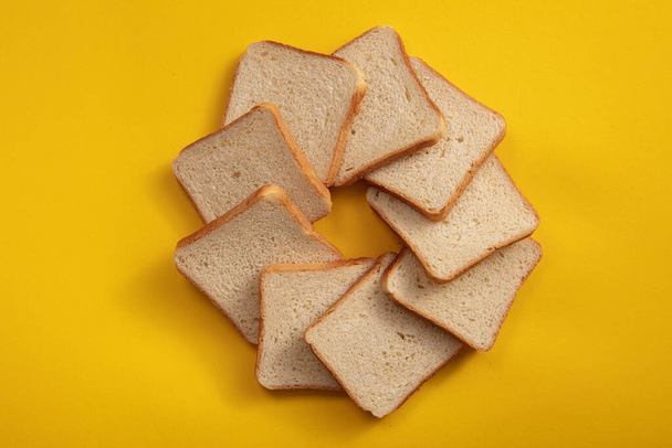 円の形で上からのテーブルビュー上のパン。正方形のスライスで正方形の白いパン. - 写真・画像
