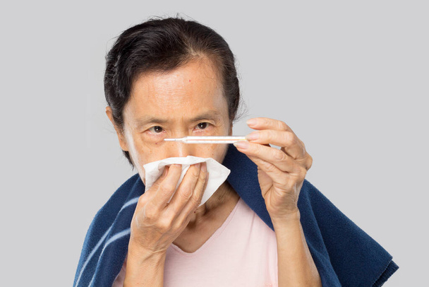 vecchio asiatico donna sentire avere febbre e malato - Foto, immagini
