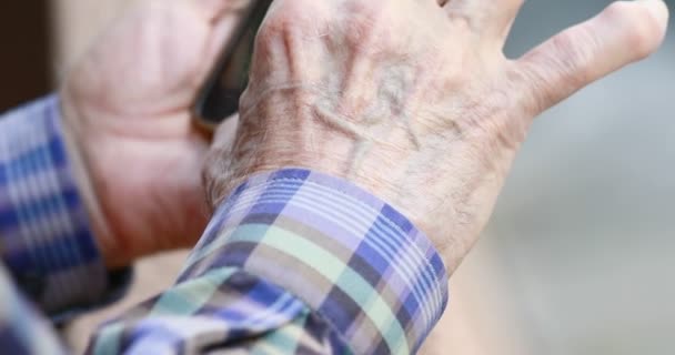 スマートフォンを扱う老人の手の閉鎖 - 映像、動画