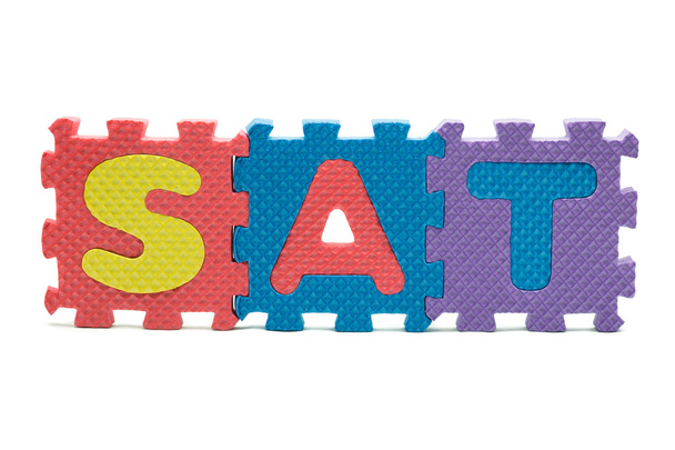 Слово SAT сформировано из красочной игрушки-головоломки из пены, изолированной на белом
 - Фото, изображение