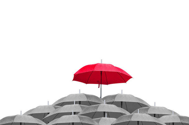 Rode paraplu boven donkere paraplu 's. geïsoleerd op witte achtergrond. - Foto, afbeelding