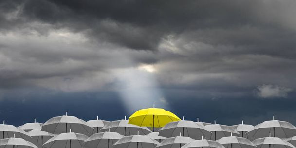 La luz brilla en el paraguas amarillo sobre sombrillas oscuras con fondo de cielo oscuro. La diferencia para dar un paso al liderazgo en los negocios. vista lateral. - Foto, Imagen