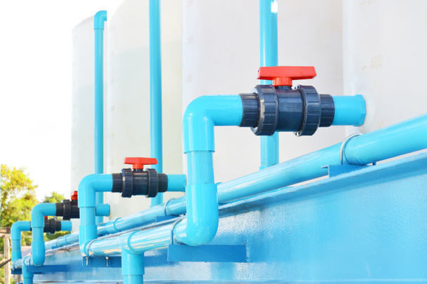 Potrubí systému úpravy vody a bílá chemická nádrž - Fotografie, Obrázek
