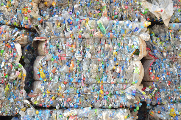PHISANULOK, TAILANDIA, 27 DE JULIO DE 2017: Estación de residuos. Gran pila de botella de plástico transparente destinada al reciclaje. - Foto, imagen