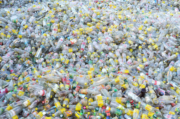 PHISANULOK, TAILANDIA, 27 DE JULIO DE 2017: Estación de residuos. Gran pila de vidrio transparente destinada al reciclaje. - Foto, imagen