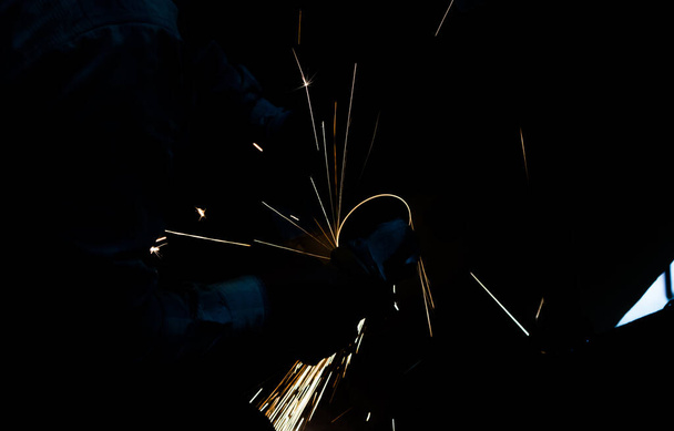 різання заліза з кутовою шліфувальною машиною
 - Фото, зображення
