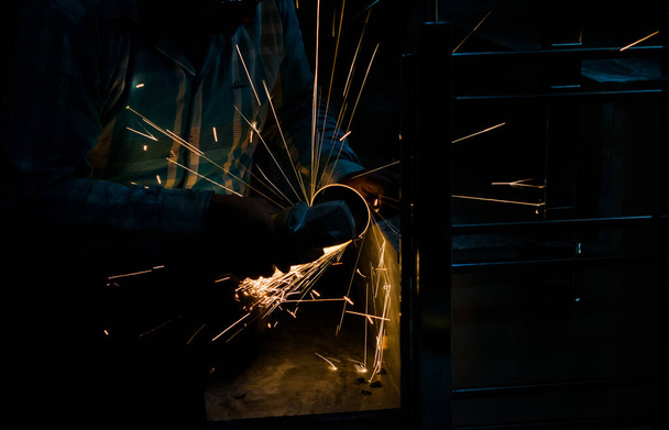cutting iron with angle grinder - Foto, afbeelding