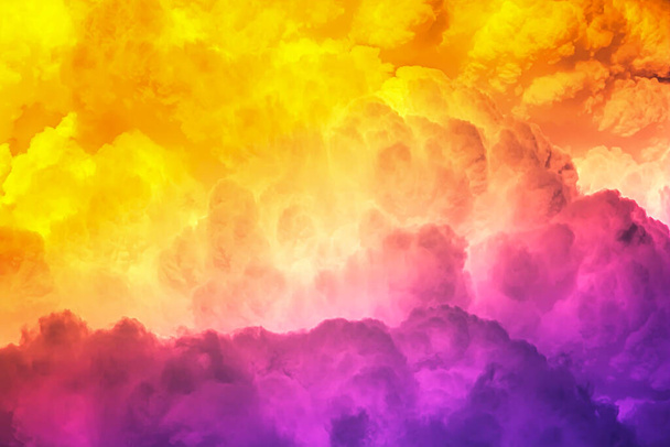 muitas luzes em nuvens coloridas das emanações no céu
 - Foto, Imagem