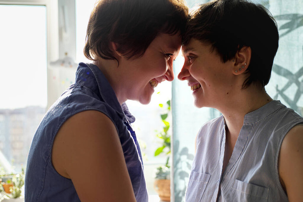 Same sex female couple taking a selfie in their home - Fotografie, Obrázek