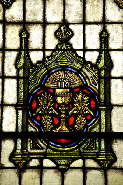 Lasimaalaus ikkuna malja ja aurinko kaiverrettu IHS (Iesus Hominum Salvator, palveluksessaan
) - Valokuva, kuva