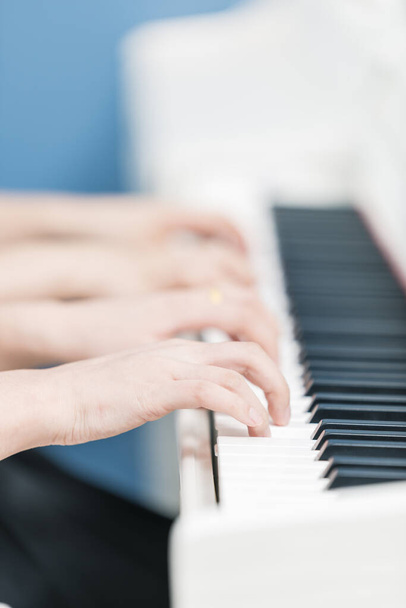 Игра на пианино обеими руками
 - Фото, изображение