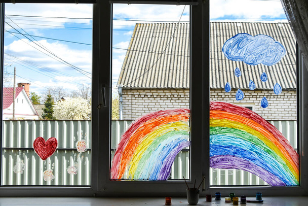 Soyons tous bien. public flashmob enfants peignent un arc-en-ciel sur les fenêtres en attendant la fin de la quarantaine pandémie coronavirus divertissement maison de loisirs, copier l'espace pour le texte
 - Photo, image