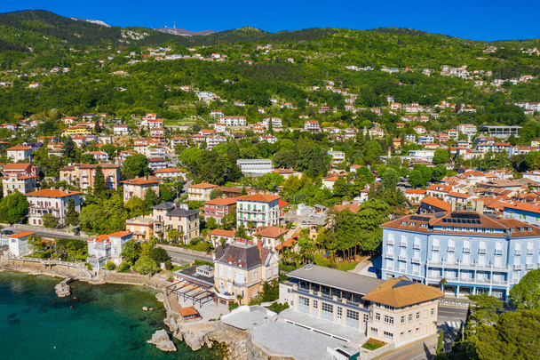 クロアチア、ラヴランとルンゴマーレの美しい町海の歩道、クバーナー湾の海岸線の空中パノラマビュー - 写真・画像