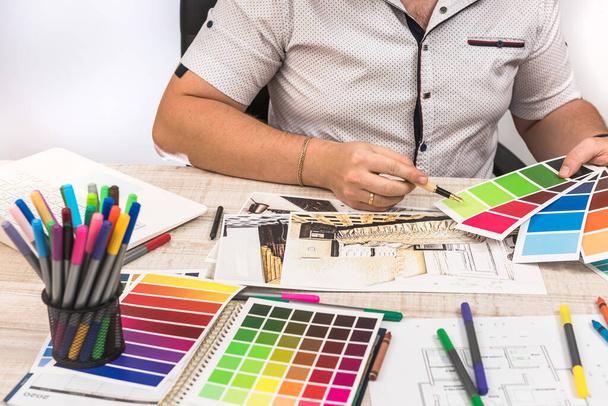 Κομψό σχεδιαστής επιλέγοντας χρώμα για τη ζωγραφική τοίχους διακόσμηση διαμέρισμα των ονείρων σας - Φωτογραφία, εικόνα
