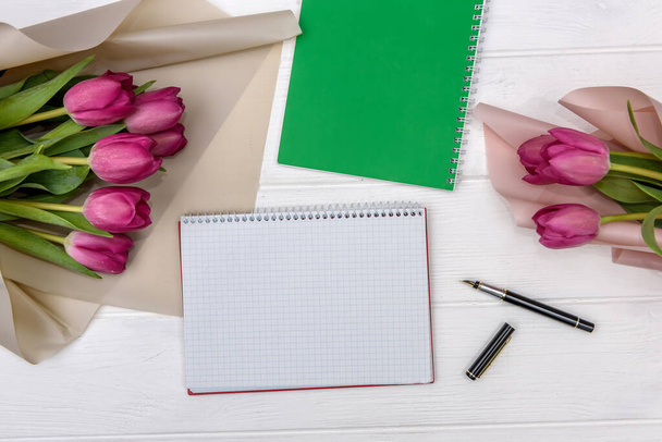 Nyissa ki üres jegyzettömb és csokor rózsaszín tulipán virágok - Fotó, kép