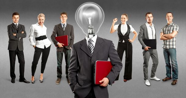 Equipe de negócios com cabeça de lâmpada
 - Foto, Imagem