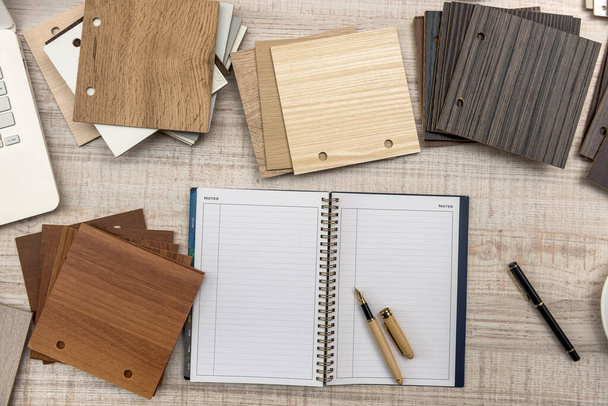 Muster aus Holz laminierten Spanplatten mit leerem Notizblock für Möbeldesign. Architektur und Bauwesen.. - Foto, Bild