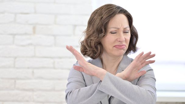 Zaprzeczanie starszej kobiecie mówiącej "nie" z obiema rękami - Zdjęcie, obraz
