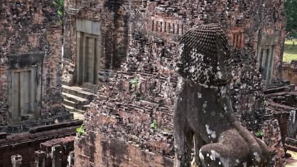 4K, Stone Lion Guardian merdivenler boyunca Pre Rup, Doğu Baray 'daki ormanla birlikte. Siam Reap, Kamboçya 'daki arkeolojik tapınaktaki ihtiyatlı aslanların genel görüşü ve heykelleri. - Video, Çekim