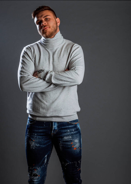 Elegante hombre de moda que usa suéter de cuello alto de punto blanco de moda - Foto, Imagen