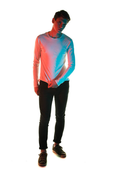 Stúdió test lövés egy divatos fiatalember visel modern stílusú ruhákat - Fotó, kép
