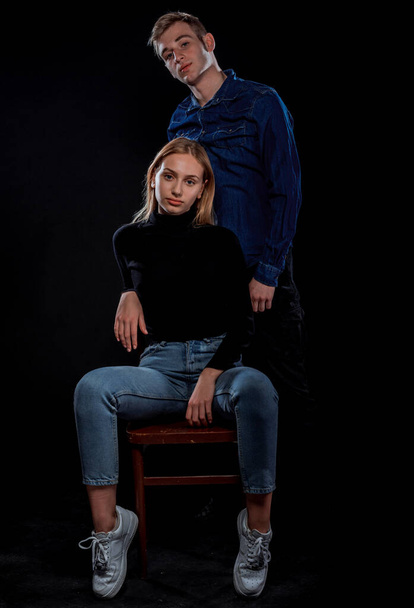 Modeatelier-Aufnahme eines sinnlichen Paares vor dunklem Hintergrund - Foto, Bild