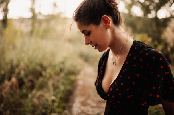 Портрет молодой женщины с платьем и красивым декольте
 - Фото, изображение