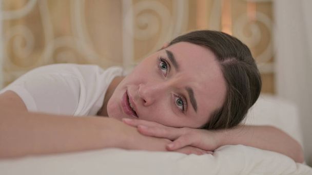 Gros plan de la femme en pleurs bouleversée allongée au lit
 - Photo, image
