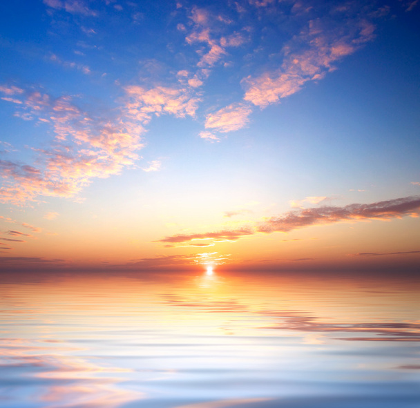 Tyyni meri ja taivas auringonlaskun aikana
 - Valokuva, kuva