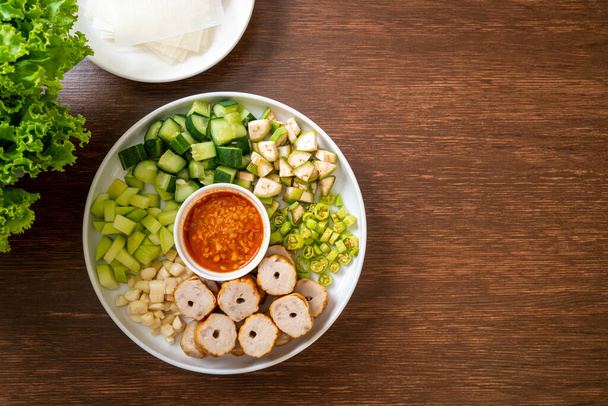 Βιετναμέζικο χοιρινό κεφτεδάκια με περιτυλίγματα λαχανικών (Nam-Neaung ή Nham Due) - βιετναμέζικες παραδοσιακή κουλτούρα τροφίμων - Φωτογραφία, εικόνα
